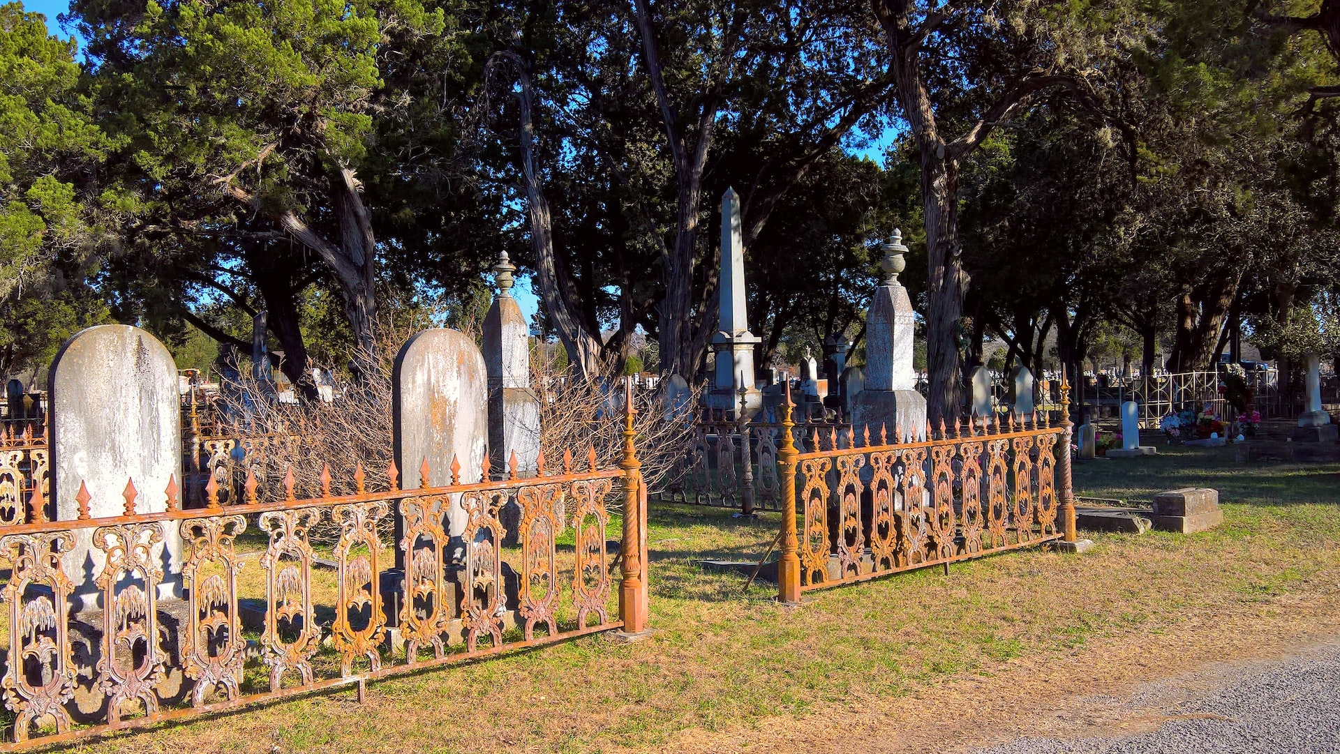 Inside a cemetery in New Braunfels, Texas on a sunny winter day | Veteran Car Donations
